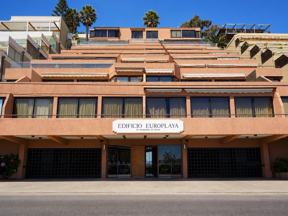 Fachada del edificio Europlaya en Av. Borgoño 15240, Reñaca, visto desde la calle